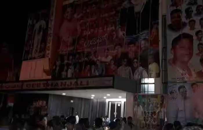 How to take a ticket to Geentanjai Theatre Davangere